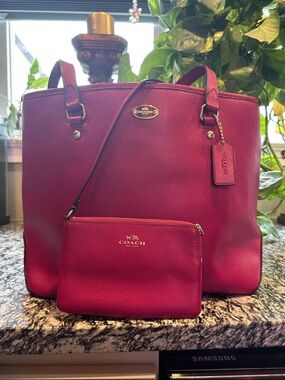 Coach Women's Tote and Wristlet Set